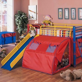 Игровая палатка в детской спальне