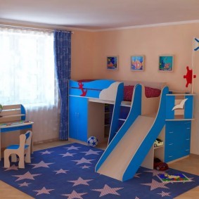 Синий ковер в игровой зоне детской комнаты