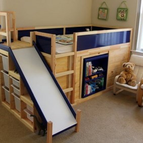 Кровать-чердак в углу комнаты для мальчика