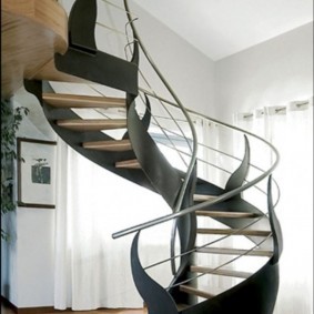 Стильная винтовая лестница из черного металла