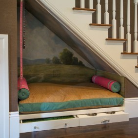 Небольшой диванчик под маршем лестницы