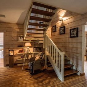 Деревянная лестница в срубов доме