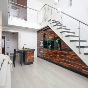 Одномаршевая лестница в кухне-гостиной