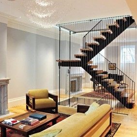 Дизайн первого этажа дома с маршевой лестницей