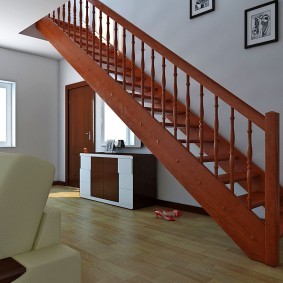 Деревянная лестница вдоль стены комнаты