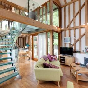 Стеклянная лестница в зале деревянного дома