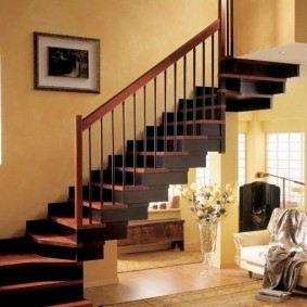 Темно-коричневая лестница с забежными ступенями