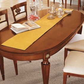 Обеденный стол коричневого цвета