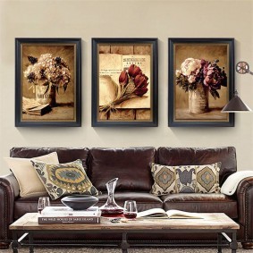 Модульные картины над кожаным диваном в гостиной