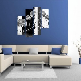 Черно-белые картины на синей стене
