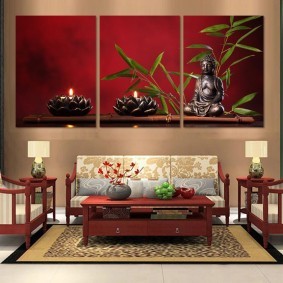 Картины в интерьере гостиной комнаты восточного стиля
