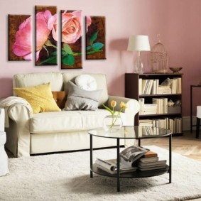 Белая мебель в комнате с розовыми стенами