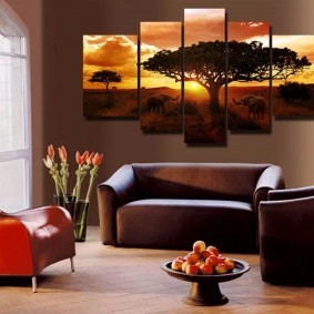 Интерьер комнаты с коричневой мебелью