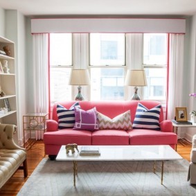 Розовый диван в светлой гостиной