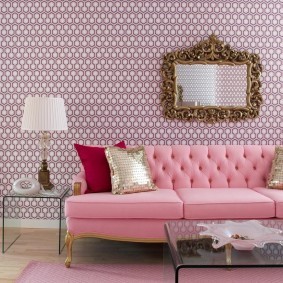 Розовый диван в гостиной ретро стиля