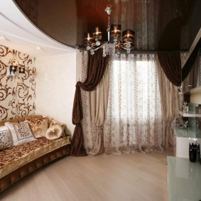 Дизайн гостиной комнаты с коричневым потолком