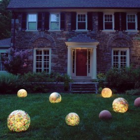 Шарообразные светильники на садовом газоне