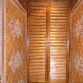 Распашные дверки под цвет керамической плитки