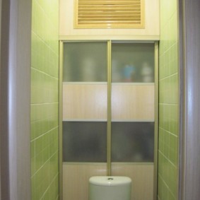 Вентиляционная решетка верху стены туалета