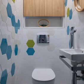 Шестигранная плитка в отделке туалета