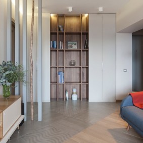 Комбинированный шкаф в гостиной двухкомнатной квартиры