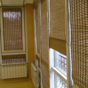 Шторы из натурального бамбука на окнах балкона