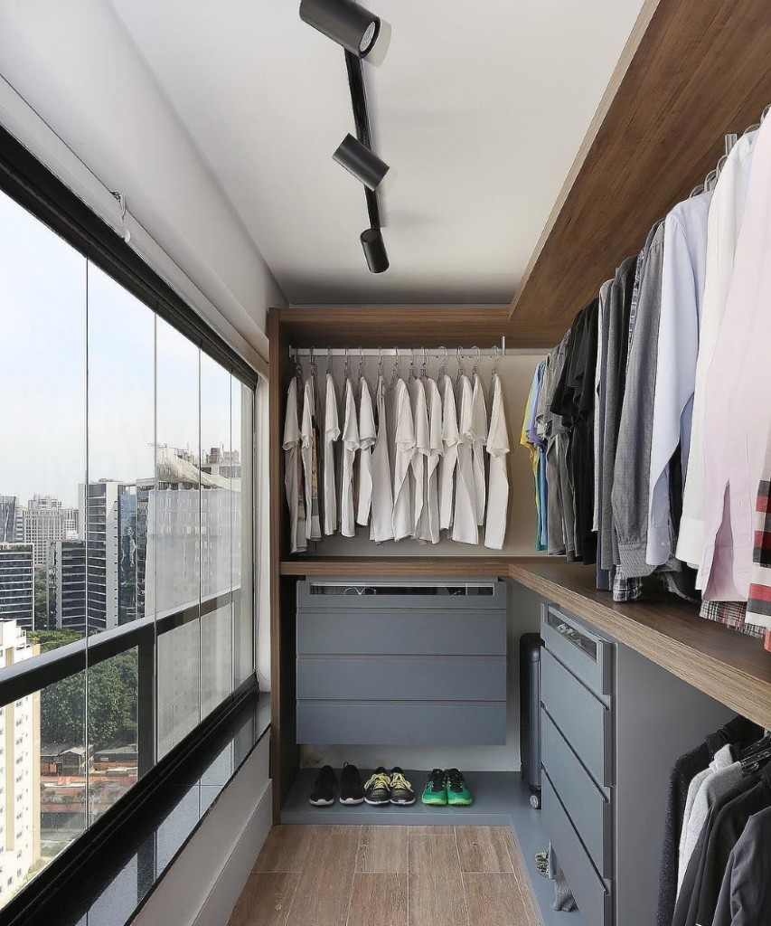Интерьер мужского гардероба на застекленном балконе