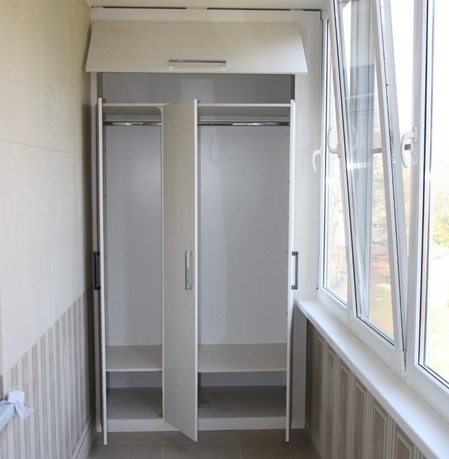 Гардеробный шкаф на меленьком балконе