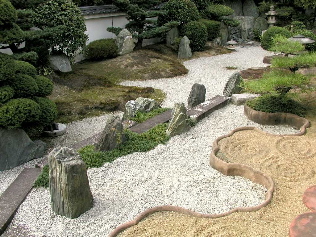 Мелкий щебень между крупными камнями в японском саду