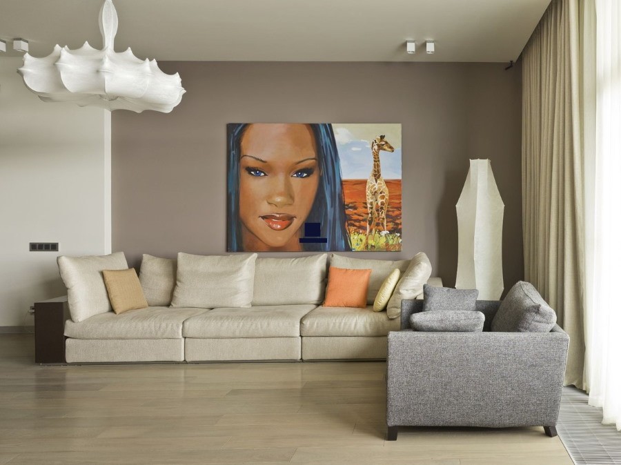 Картина с портретом в гостиной с минимумом мебели