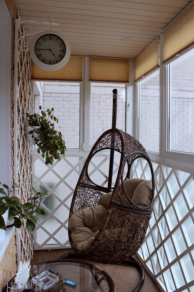 Подвесное кресло на стойке в интерьере балкона