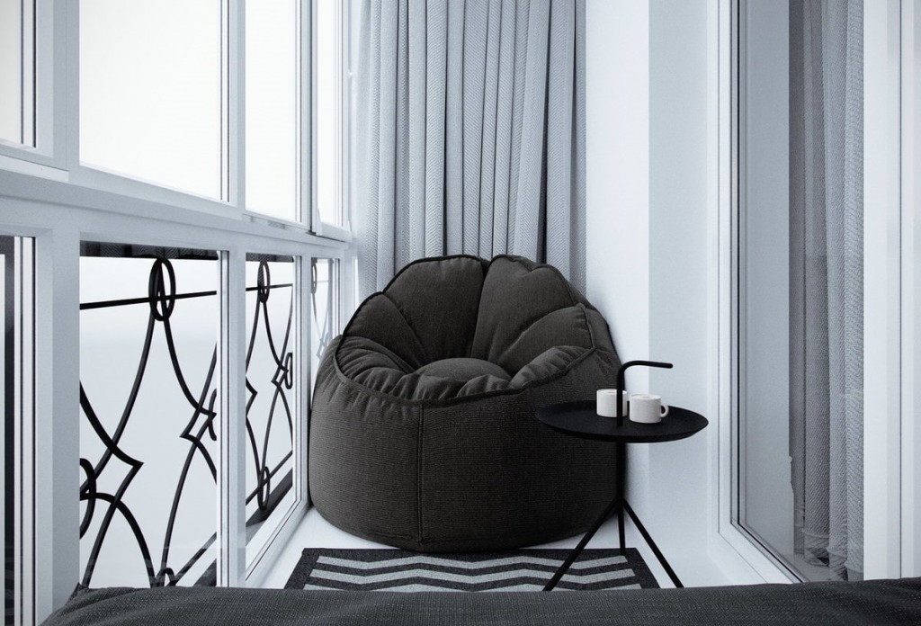Кресло-мешок черного цвета на узком балконе