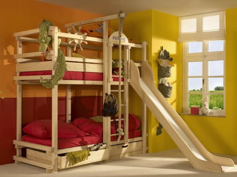 Кровать с горкой в углу детской спальни