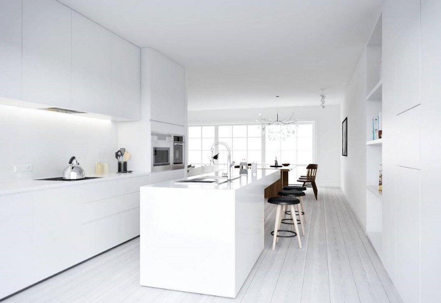 Белая встроенная мебель в кухне стиля минимализма