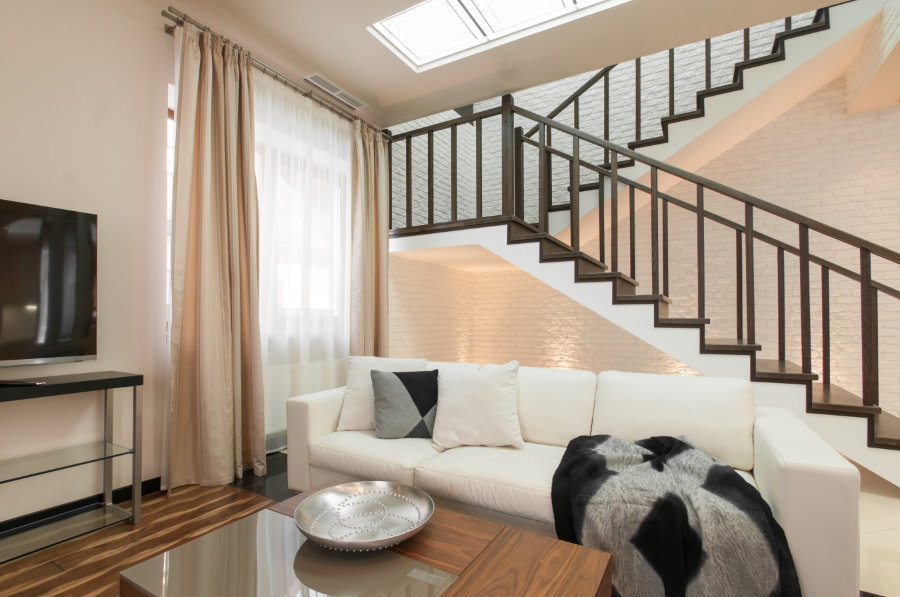 Лестница в гостиной: дизайн конструкции, фото примеров интерьера комнаты