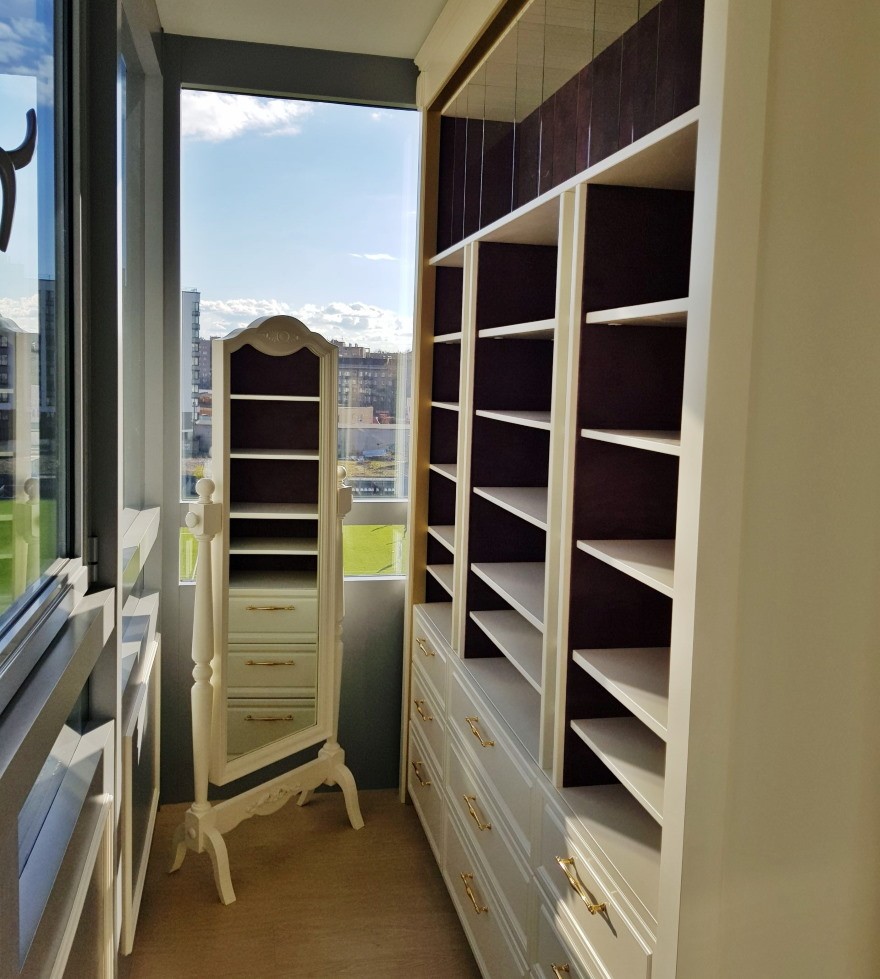 Меблировка гардеробной на узком балконе
