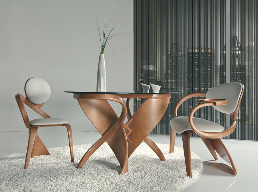 Обеденный стол в гостиной авангардного стиля