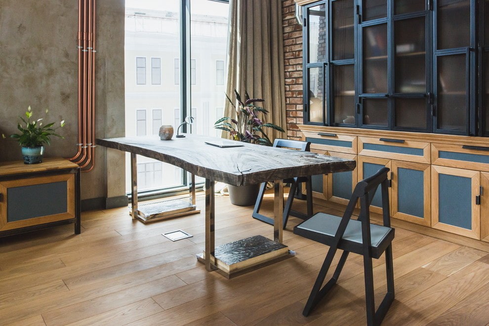 Дизайнерский стол в гостиной индустриального стиля