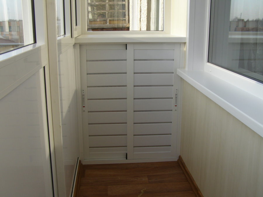 Компактный шкаф с пластиковыми дверцами
