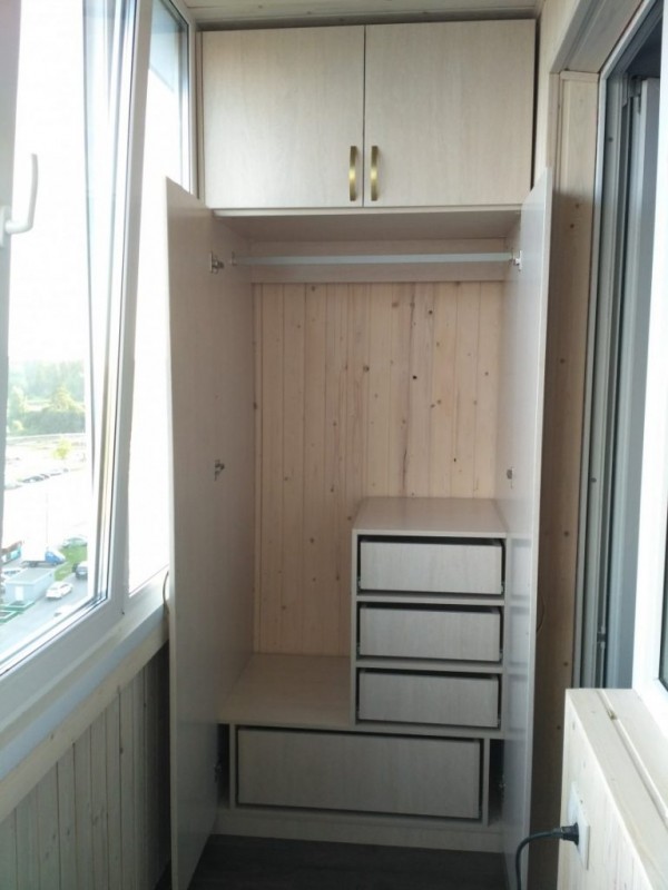 Шкаф из ДСП для хранения одежды на балконе