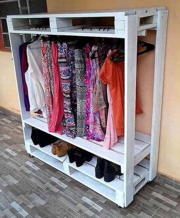 Шкаф для одежды из старых поддонов