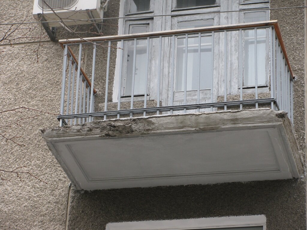 Разрушение балконной плиты в хрущевке панельного дома