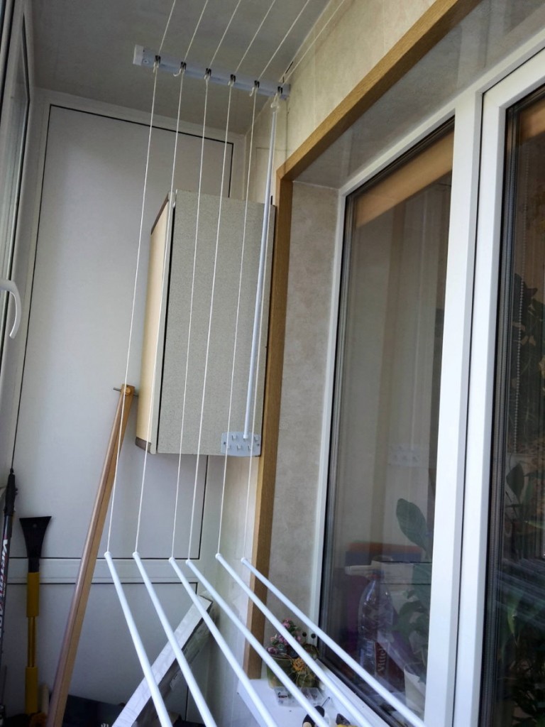 Бельевая сушилка над балконным окном