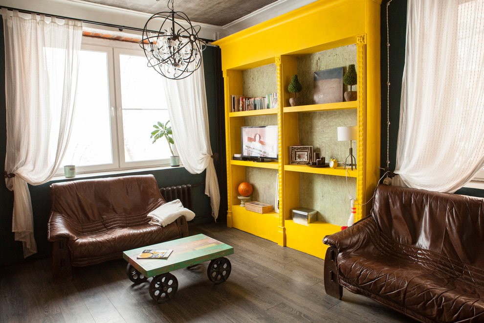 Ярко-желтый шкаф для декораций в гостиной