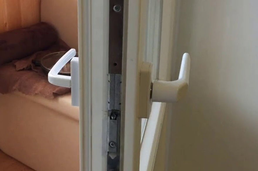 Балконная дверь из ПВХ-профиля с белой ручкой