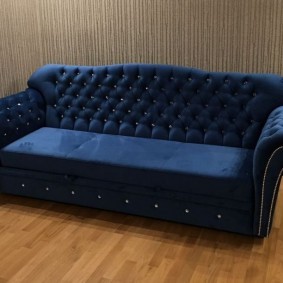 Темно-синий диван с каретной стяжкой