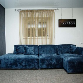 Угловой диван с бархатной обивкой