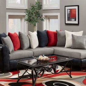 Декоративные подушки на угловом диване