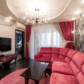Красный диван в небольшой гостиной