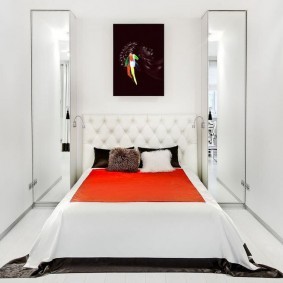 Красный декор в белой спальне